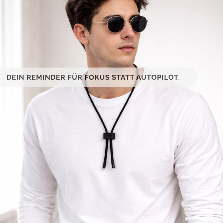 Mann mit Sonnenbrille trägt die schwarze CalLine.