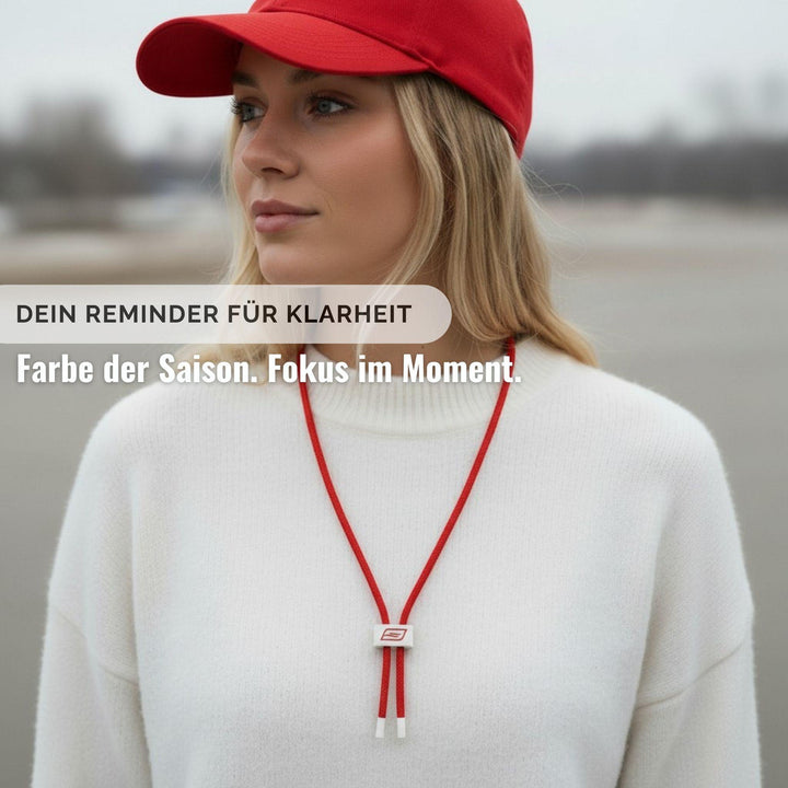 Die rote CalLine wird getragen von einer Frau mit roter Cappy